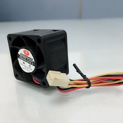 CPUのための黒い12V DCによって動力を与えられるファン2.4Wのプラスチック冷却ファン5000 RPMの速度